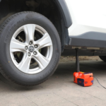 5 Tons 4-in-1 DC 12V Electric Hydraulic Car Jack with LED, Inflator pump and Safety Hammer - 24 Months Warranty - Image 5